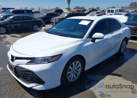 2018 Toyota Camry Le z USA, uszkodzony, nr VIN 4T1B11HK5JU643256